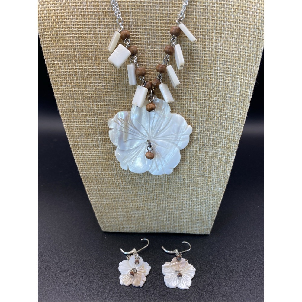 Avon Mother of Pearl Necklace Earring Set Vintage White Floral OS